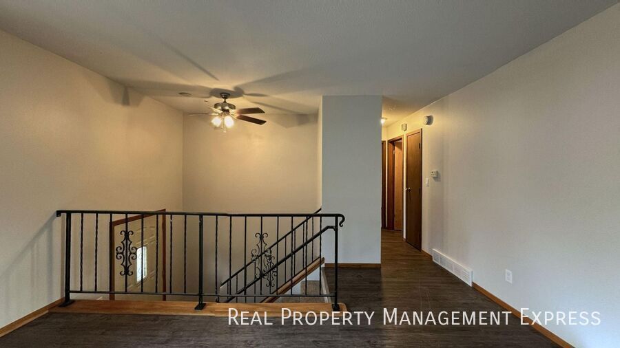 Building Photo - 4 bed 2 bath home with attached garage!