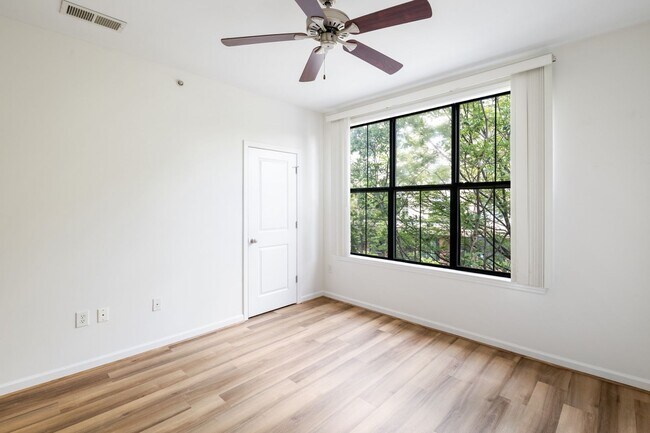 Building Photo - 1BR, 1Ba Condo in Walker Square