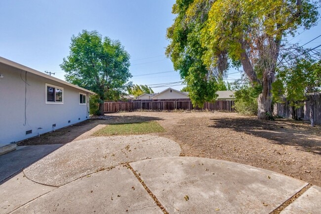 Building Photo - Beautiful Birdland Home on Quiet Cul-de-Sa...