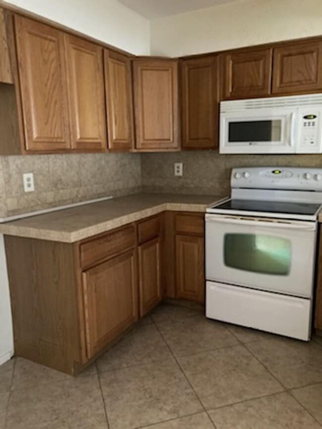 Building Photo - 2060 Mesquite Ln