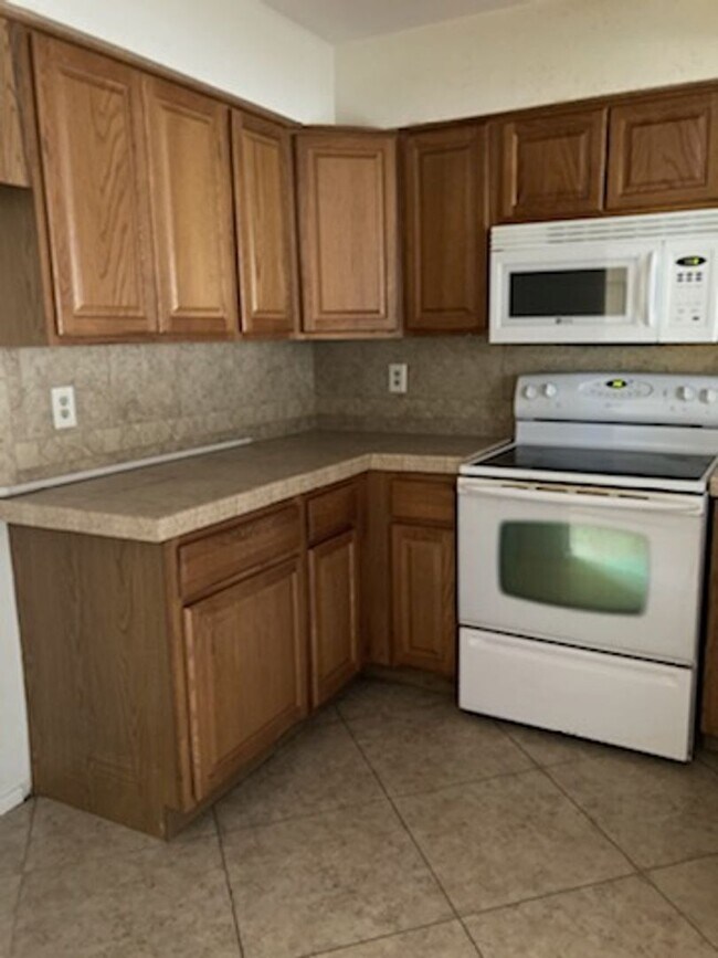 Building Photo - 3 Bedroom Condo in Gated Portofino!