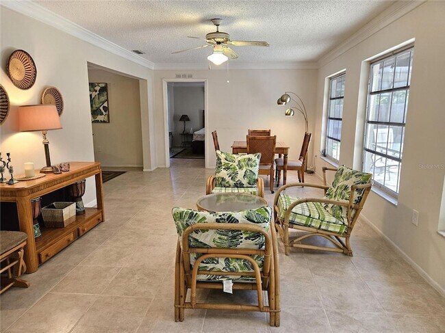 Building Photo - 492 E Shade Dr