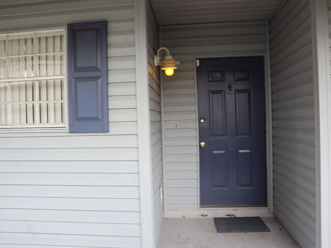 Building Photo - CONDO 2Bedroom 2 Bath MOVE IN READY CALL C...