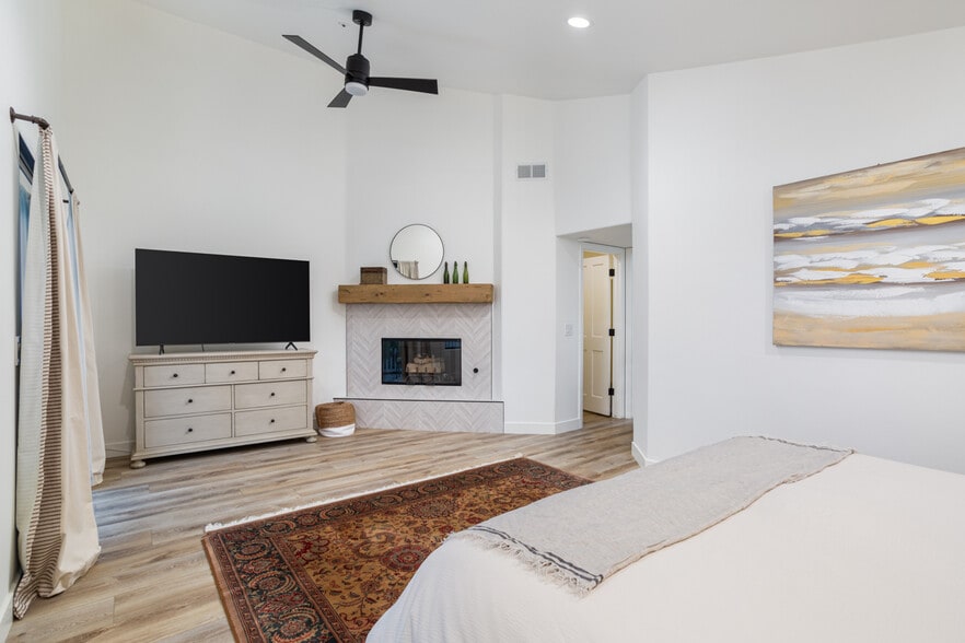 fireplace in primary - 162 Avenida Florencia