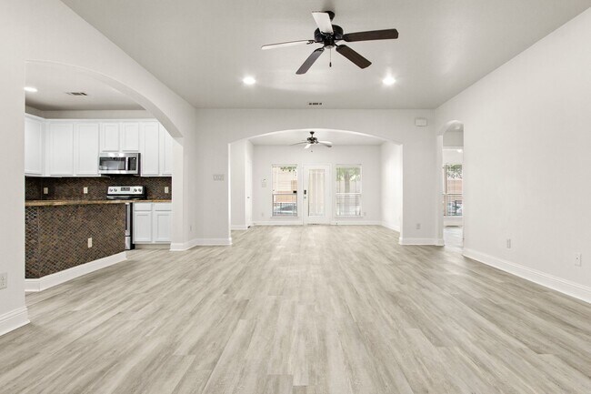 Building Photo - 3138 Rogers Ave