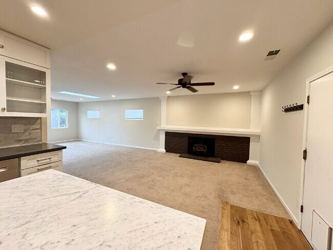 Building Photo - Spacious 3 Bedroom Gilroy Home with AC  & Attached Garage