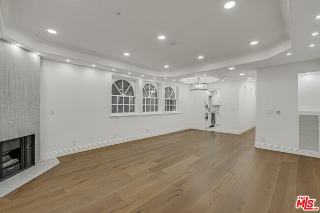 Primary Photo - 342 N Palm Dr