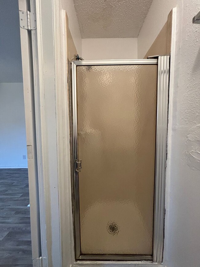 Building Photo - 2 bedroom 2 full bath 1 car garage availab...