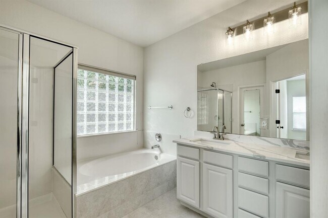 Building Photo - 811 Bedford Ct
