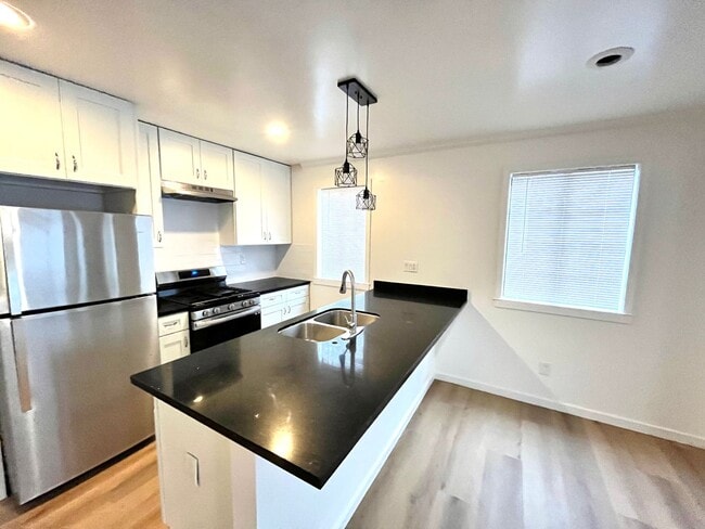 Building Photo - Charming 4 Bedroom Home Located in Lomita Park Neighborhood