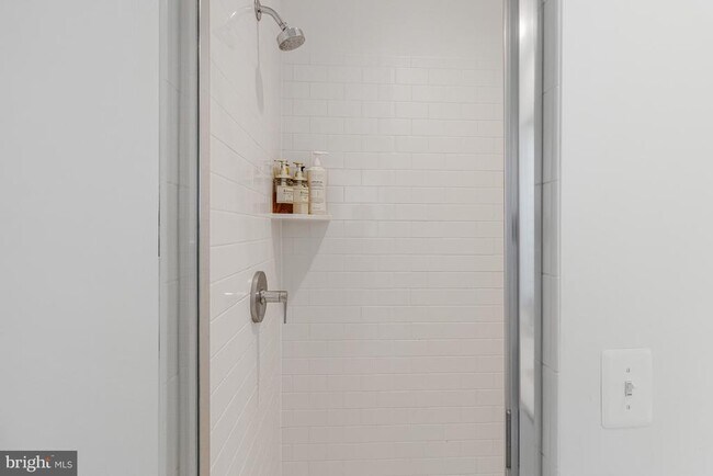 Building Photo - 40 Mural Walk NE