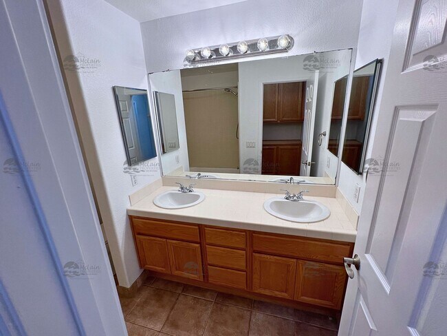 Building Photo - End unit 4 Bedroom House Available Now in ...