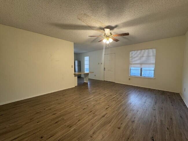 Building Photo - Move in Ready 2 bedroom 1 bath apartment -...
