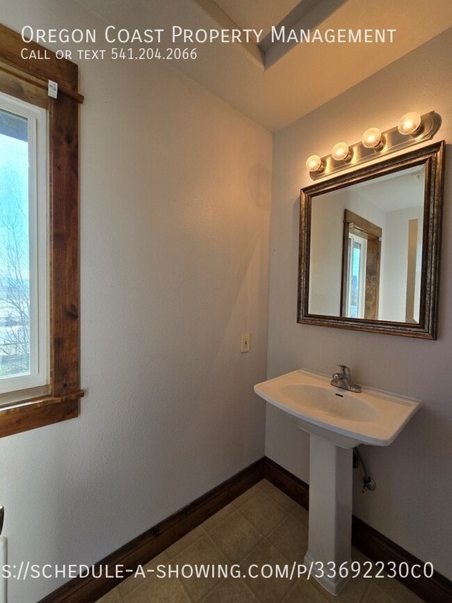 Building Photo - 1025 Wilson River Loop