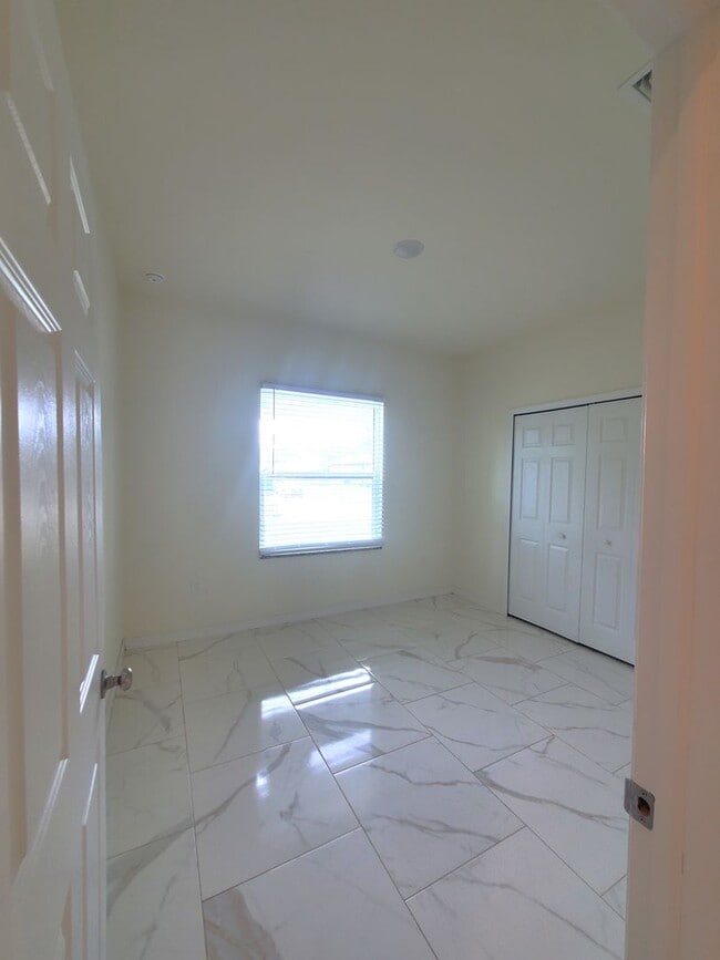 Building Photo - Large 4 Bed 3 Bath with 2 Car Garage-LEHIG...