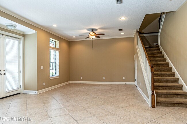 Building Photo - 654 S Loop Pkwy