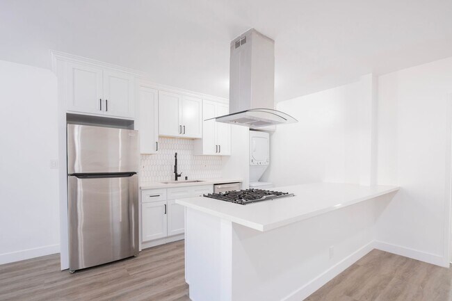 Building Photo - Newly Remodeled Top Floor 1 Bed / 1 Bath Apartment in Prime West Hollywood