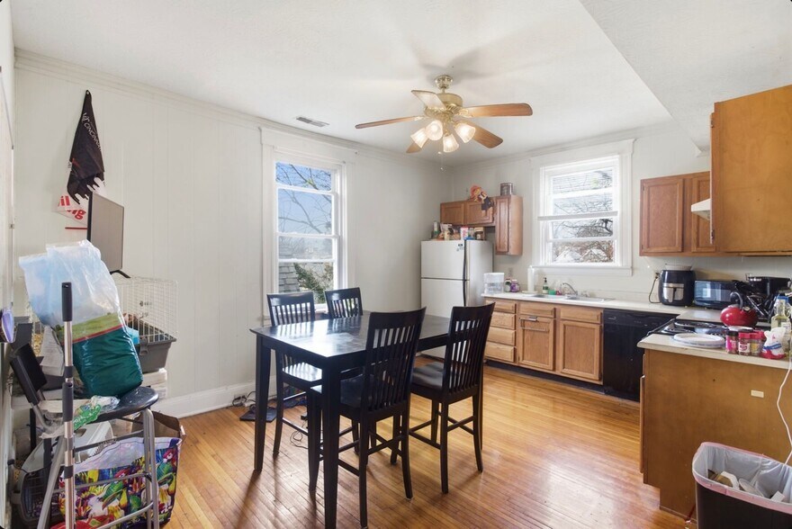 Building Photo - 132 Parker St