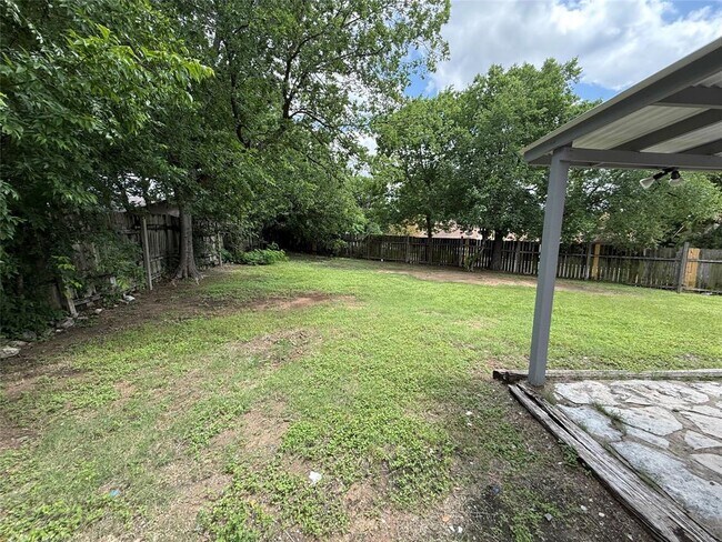 Building Photo - 1109 Village Green Dr
