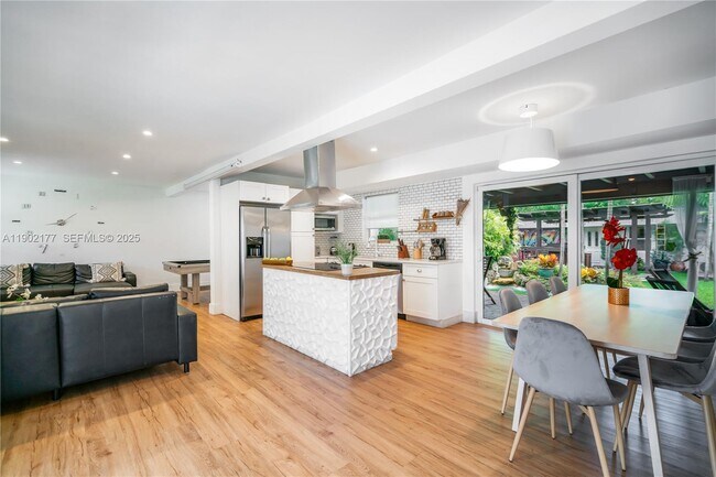 Building Photo - 14615 NE 3rd Ct