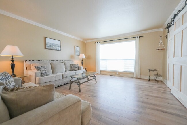 Building Photo - Private Room for Rent with Garage Access -...
