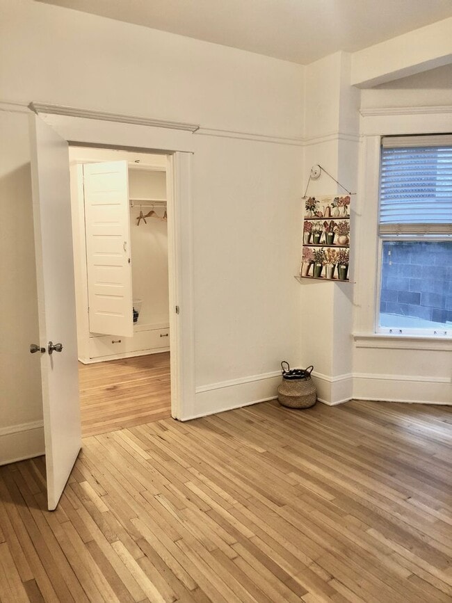 Building Photo - High Ceiling Studio Overlooking West Courtyard- Cats and Dogs Welcome!