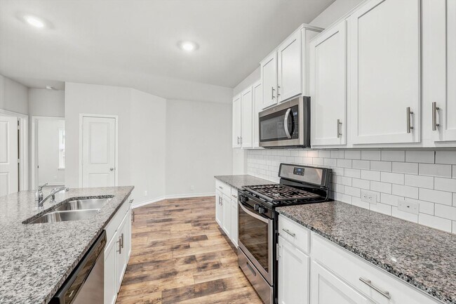 Building Photo - Move in Ready 4 bed 2 bath!