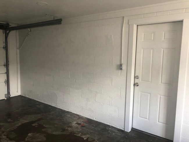 Building Photo - 3-Bedroom 1-Bath (A/C) Private Back Yard - Garage $1,875 (Albany)