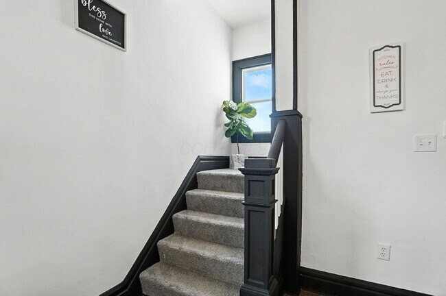 Building Photo - 887-889-889 E Livingston Ave