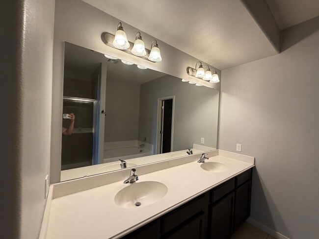 Building Photo - 4 bedrooms/2.5 bath over 2,000 square feet