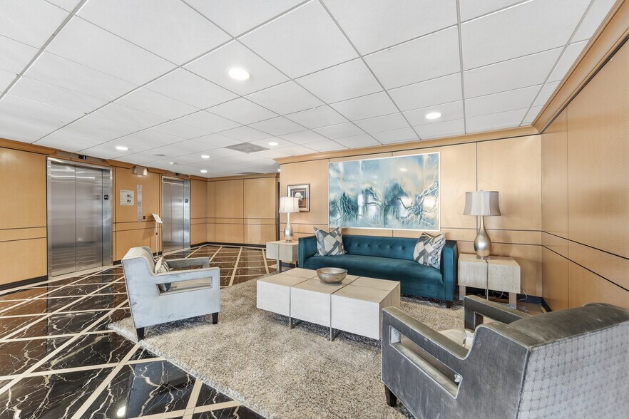 Building Photo - 100 S Doheny Dr