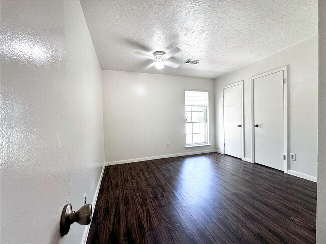 Building Photo - 9270 Theysen Dr