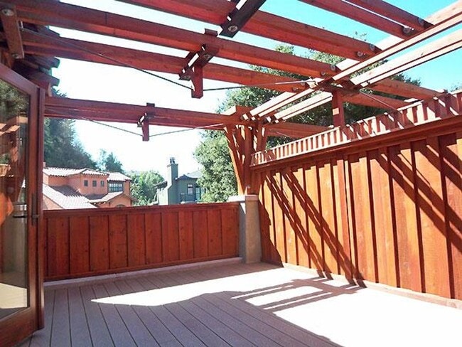 Building Photo - Monclair retreat, space and luxury in serene setting