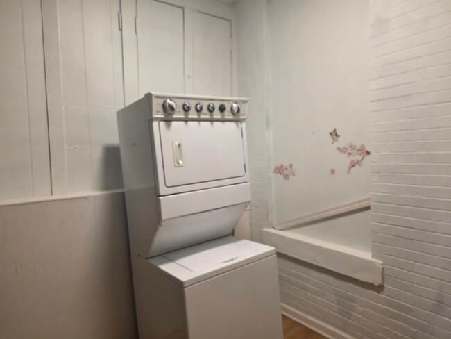 Building Photo - 993 Oakview St