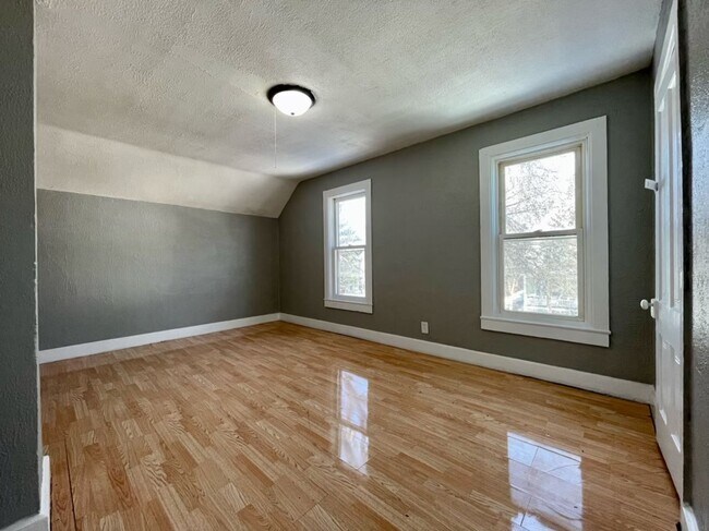 Primary Photo - 98 Manitoba Ave W