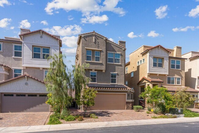 Building Photo - Spacious Three Story 3 Bed 3.5 Bath Smarth...