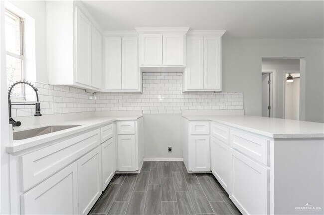 Building Photo - 25 Quince Ave