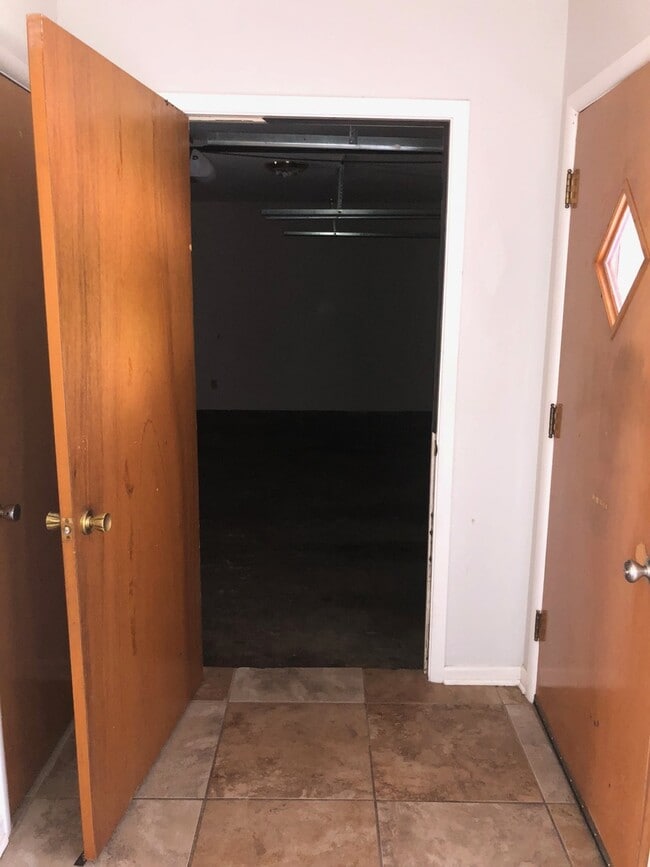 Building Photo - 3 bed, 2 living, 2 bath, 2 car garage