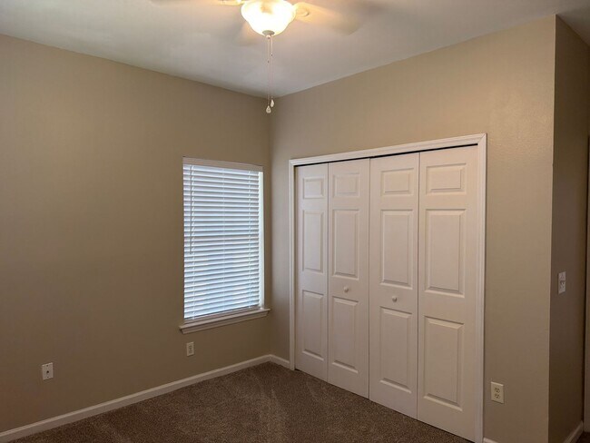 Building Photo - Three Bedroom Updated First Floor Condo at The Legends