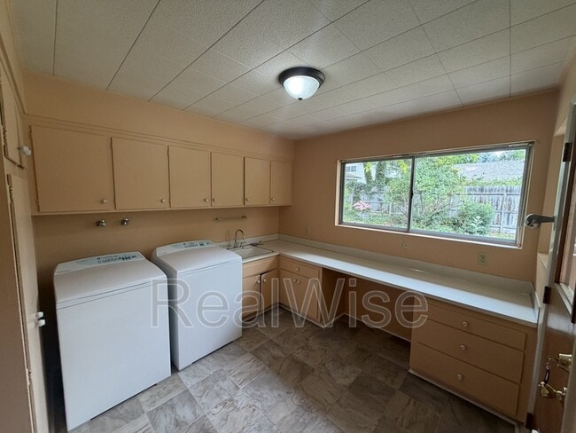 Building Photo - 710 NW Midland Ave