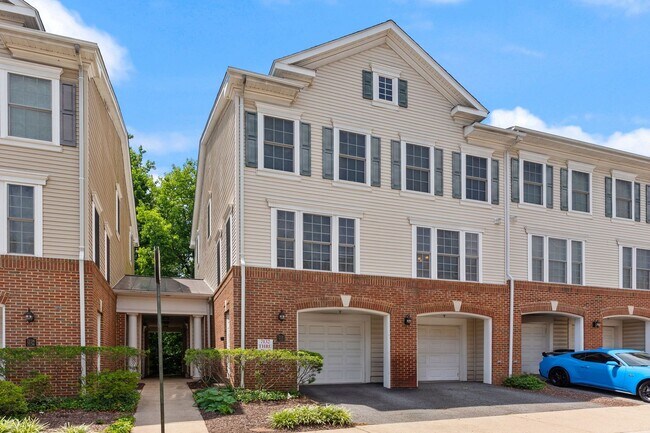 Building Photo - Elegant Townhome in Sought-After Groveton Woods