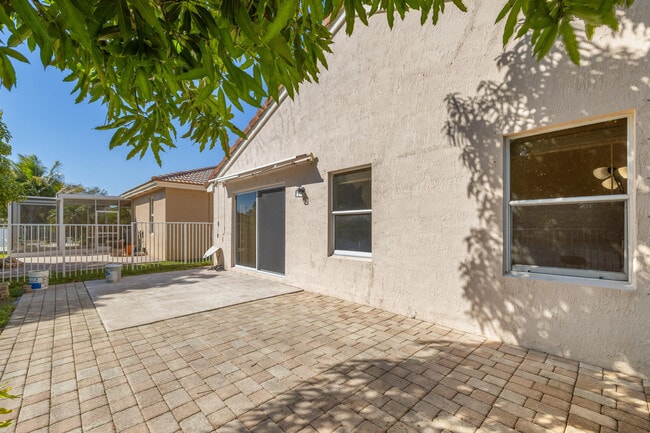 Building Photo - 3800 Woodfield Dr