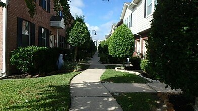 Building Photo - 1725 Kemah Village Dr