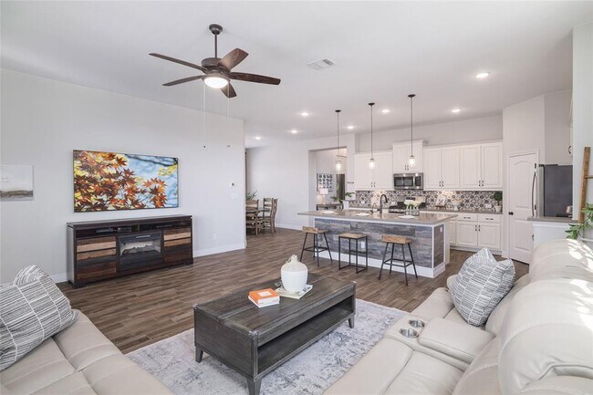Building Photo - 505 Saturnia Dr