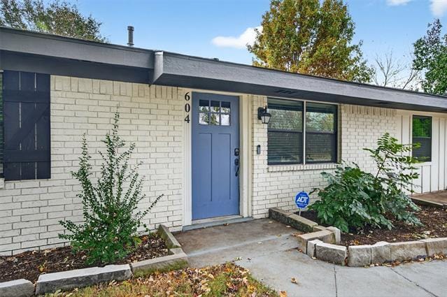 Building Photo - 604 E Summit St