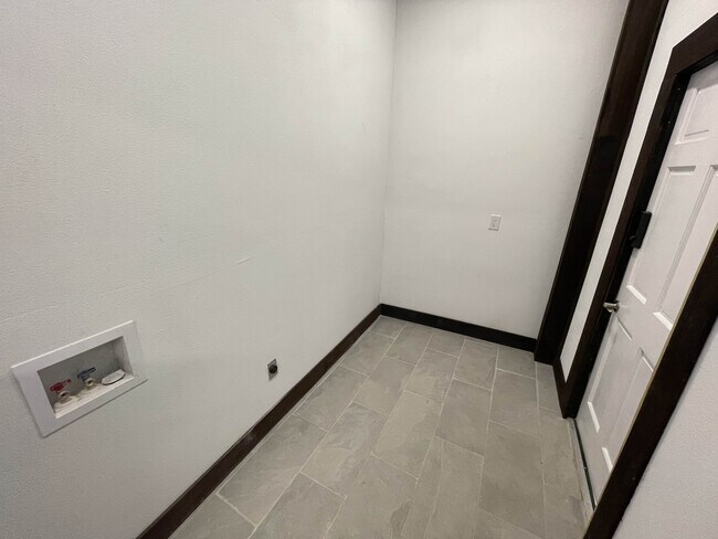 Building Photo - 112 Yates St