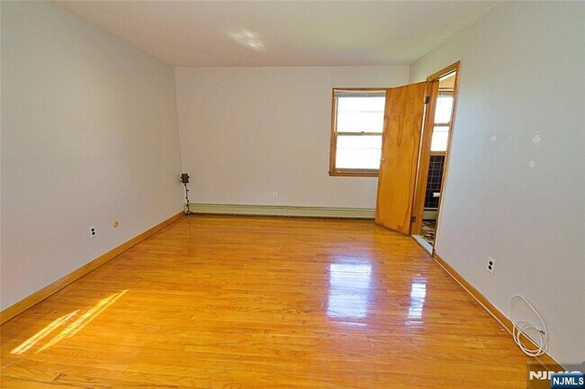Building Photo - 233 8th St