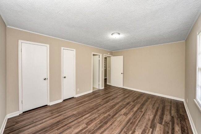 Building Photo - Renovated 4 BR Home- Move In Ready!