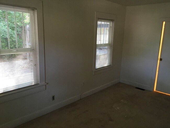 Building Photo - 368 NW Hunter Pl