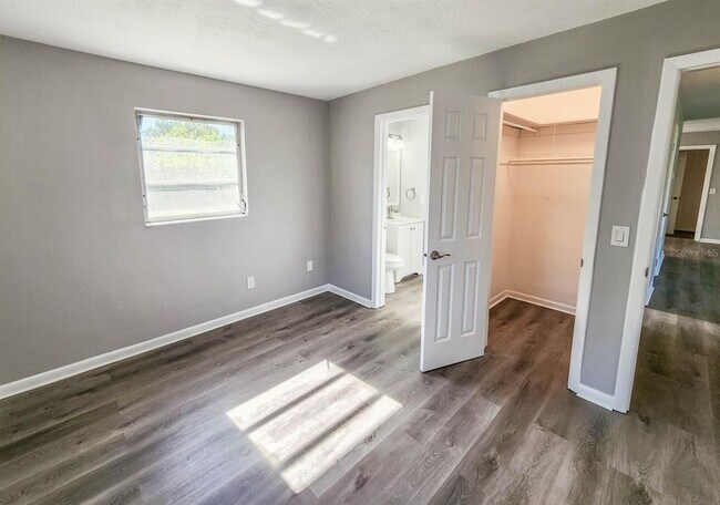 Building Photo - 995 Barclay Dr